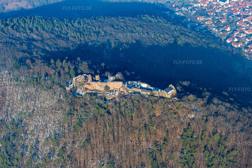 Luftbild: Burgruine Madenburg im Winter von Süden in Eschbach im Bundesland Rheinland-Pfalz in Deutschland. Foto: IMG_096444.jpg vom 22.01.2017 durch Werner Riehm/FLY-FOTO.de