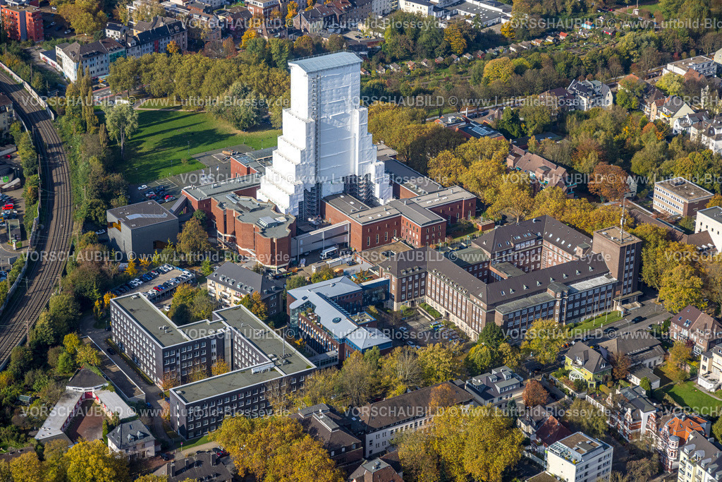 Bochum241016474 | Luftbild, Deutsches Bergbau-Museum Bochum mit Baustelle und Renovierung des verhüllten Förderturms, Wahrzeichen und Sehenswürdigkeit, Gebäude Polizeipräsidium Mitte, Schillerplatz, Hofstede, Bochum, Ruhrgebiet, Nordrhein-Westfalen, Deutschland