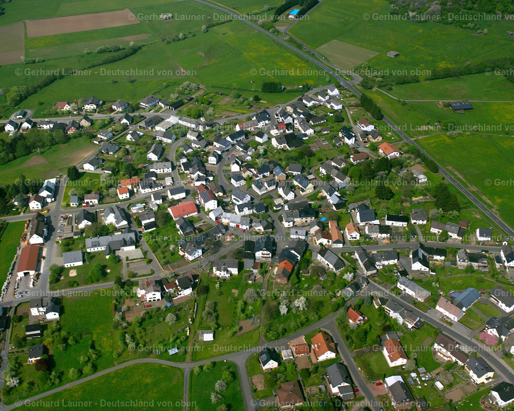 2610017 | ARBORN 09.06.2006 Landwirtschaftliche Nutzflächen und Feldgrenzen  umsäumen das Siedlungsgebiet des Dorfes in Arborn im Bundesland Hessen, Deutschland // Agricultural land and field boundaries surround the settlement area of the village  in Arborn in the state Hesse, Germany Foto: Gerhard Launer