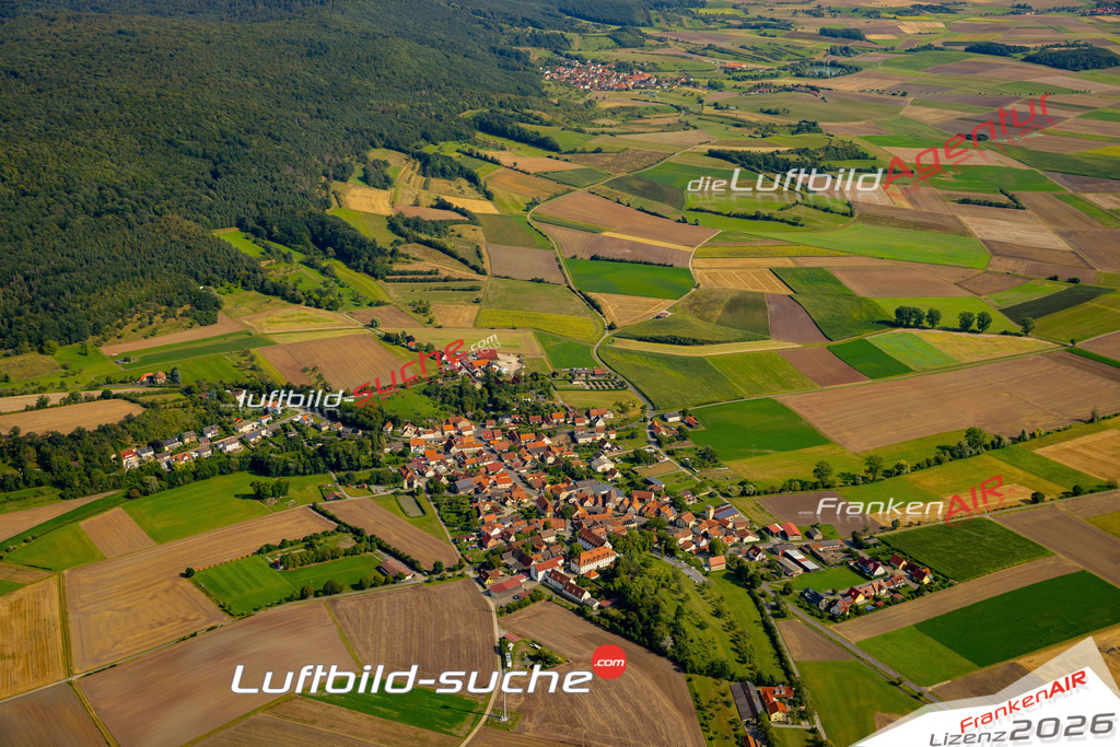 Das Luftbild zeigt : Birnfeld Stadtlauringen - Die Luftaufnahme wurde 2024 vom UL-Flugzeug aus erstellt ( keine Drohne ) - Hochauflösende Luftaufnahme - Für grossformatige Ausdrucke geeignet. Die Geschenkidee !Mit Lizenz und Bildrechte bestellbar