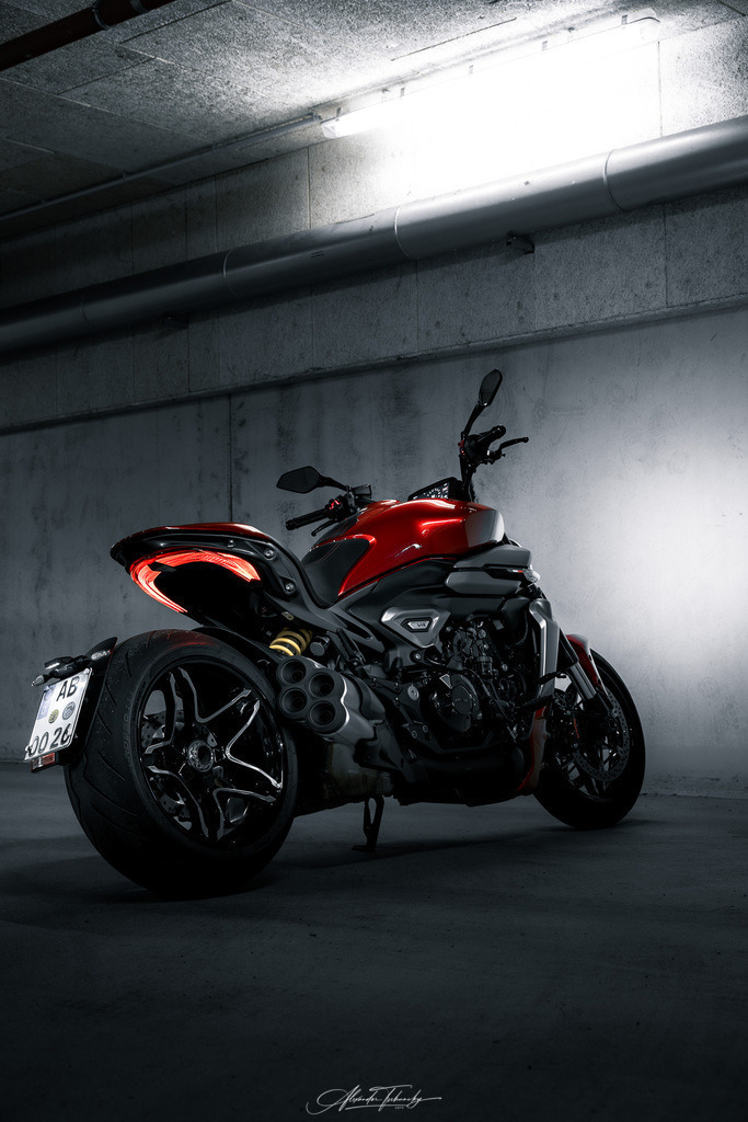 Ducati xDivael V4 | Entdecken Sie die faszinierende Welt von Alexander Tschuncky Arts: Kreative Fotografie, atemberaubende Automobilkunst und hochwertiger Bilderdruck. Lassen Sie sich inspirieren! - Realisiert mit Pictrs.com