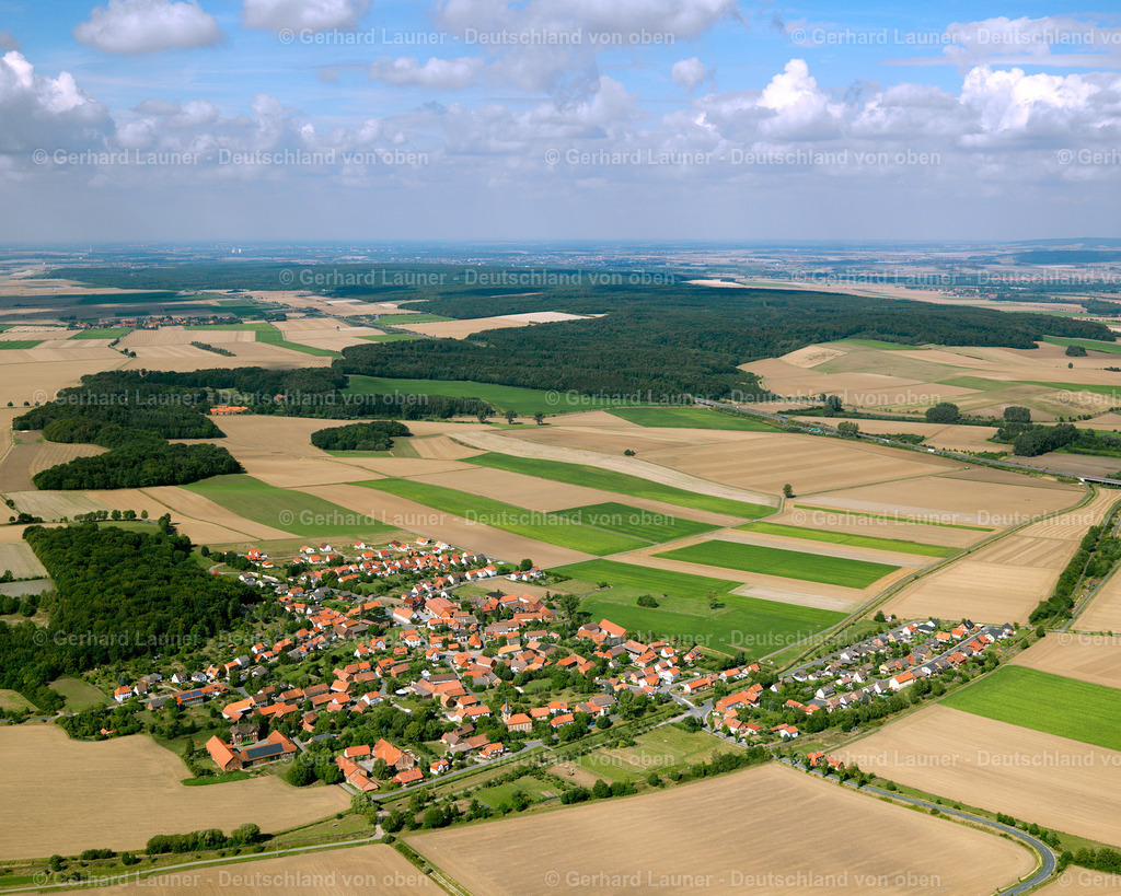2638816 | GIELDE 23.08.2006 Landwirtschaftliche Nutzflächen und Feldgrenzen  umsäumen das Siedlungsgebiet des Dorfes in Gielde im Bundesland Niedersachsen, Deutschland // Agricultural land and field boundaries surround the settlement area of the village  in Gielde in the state Lower Saxony, Germany Foto: Gerhard Launer