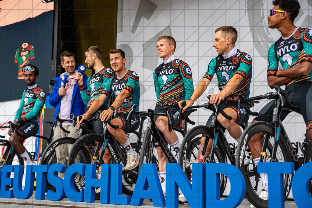 DeutschlandTour 2025 | Etappe 3 - Arnsberg (Start) | Bike Aid//  23.08.25: DeutschlandTour 2025 | Etappe 3 - Arnsberg (Start) / Arnsberg / Deutschland  //   CREDIT:www.bullenfotos.de, Martin König, Hörner Weg 40, D-49078 Osnabrück, +4917663732967 // Nutzung und Weitergabe nur zu den vereinbarten Zwecken. Presseanfragen an Ersteller. Alle Rechte beim Ersteller. Honorierung nach MFM. - Realisiert mit Pictrs.com