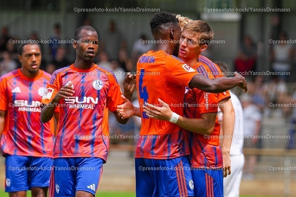 xYDR20072501011 | 20.07.2025, xydrx, Fußball, Rot Weiss Ahlen - FC Schalke 04, Testspiel, Wersestadion: Torjubel nach dem Tor zum 1:0 für den FC Schalke 04 durch Torschütze Felipe Sanchez (FC Schalke 04 #2) zusammen mit Peter Remmert (FC Schalke 04 #39) und Steve Noode (FC Schalke 04 #4)