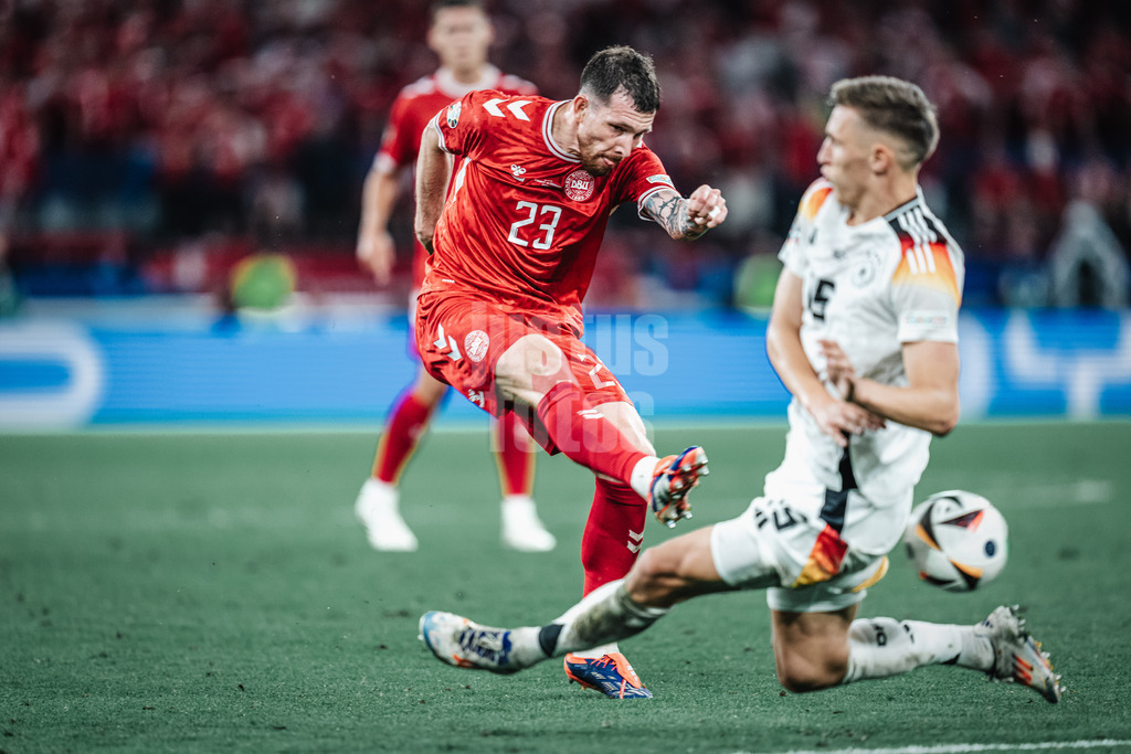Fußball | Herren | UEFA-Fußball-Europameisterschaft 2024 | Achtelfinale | Deutschland vs. Dänemark | 29.06.2024 | der Schuss von Pierre-Emile Hojbjerg (#23, Dänemark) wird von Nico Schlotterbeck (#15, Deutschland) geblockt