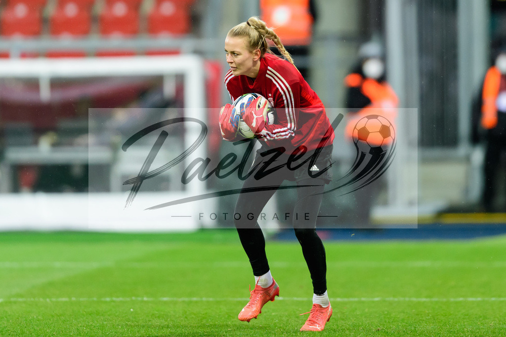 GERTUR20211126_083 | Fussball, Frauen: Torwart Merle Frohms (Germany) in Aktion, am Ball, Einzelaktion bei dem Spiel der WM-Qualifikation zwischen Deutschland und Tuerkei im Eintracht-Stadion am 26.11.2021 in Braunschweig, Deutschland. - Realisiert mit Pictrs.com