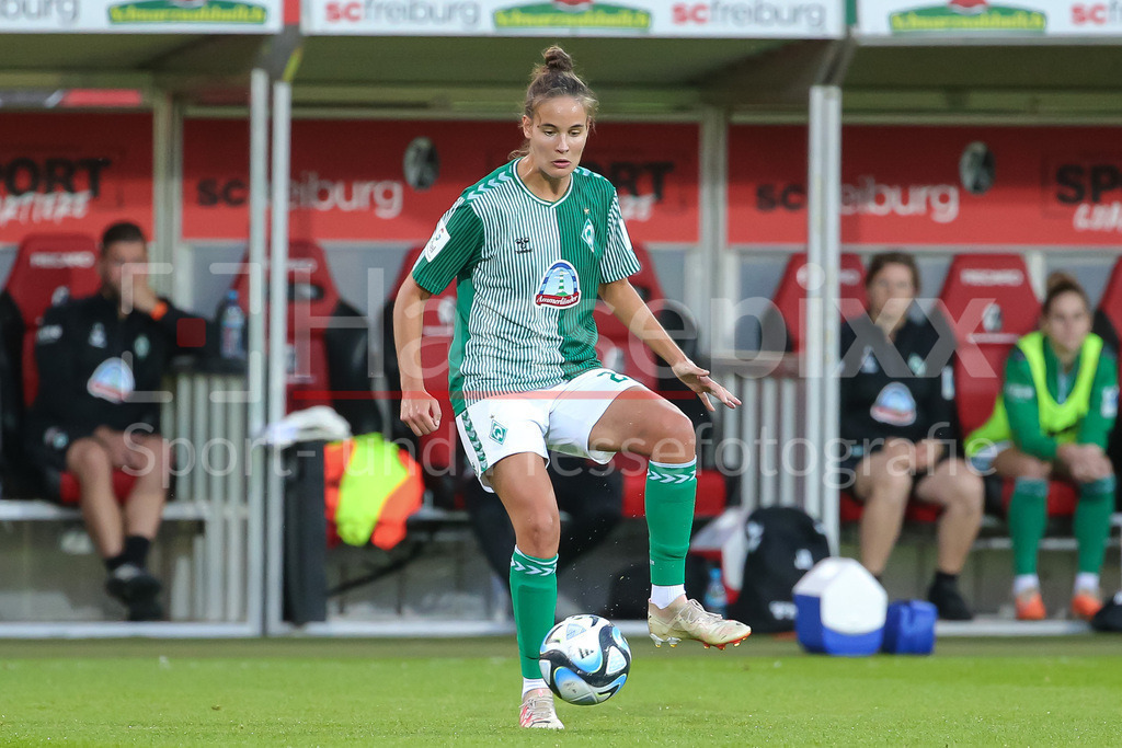 Fussball, Google Pixel Frauen-Bundesliga, SC Freiburg - SV Werder Bremen | v.li.: Hanna Nemeth (SV Werder Bremen, 23) am Ball, Freisteller, Einzelbild, Ganzkörper, Aktion, Action, Spielszene, DIE DFB-RICHTLINIEN UNTERSAGEN JEGLICHE NUTZUNG VON FOTOS ALS SEQUENZBILDER UND/ODER VIDEOÄHNLICHE FOTOSTRECKEN. DFB REGULATIONS PROHIBIT ANY USE OF PHOTOGRAPHS AS IMAGE SEQUENCES AND/OR QUASI-VIDEO.