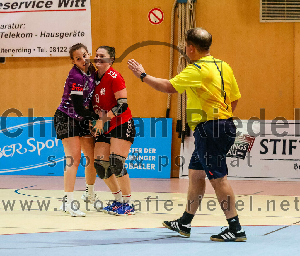 2023-11-04_039_SpVgg_Altenerding_gegen_TV_Altoetting | Erding, Deutschland, 04.11.2023:
Handball, Bezirksoberliga Frauen Altbayern 2023 / 2024, 6. Spieltag, SpVgg Altenerding gegen TV Altötting, Endergebnis: 28:26

Johanna Taubmann (SpVgg Altenerding, #22), Lisa Hofer (TV Altötting, #8)

Foto: Christian Riedel / fotografie-riedel.net