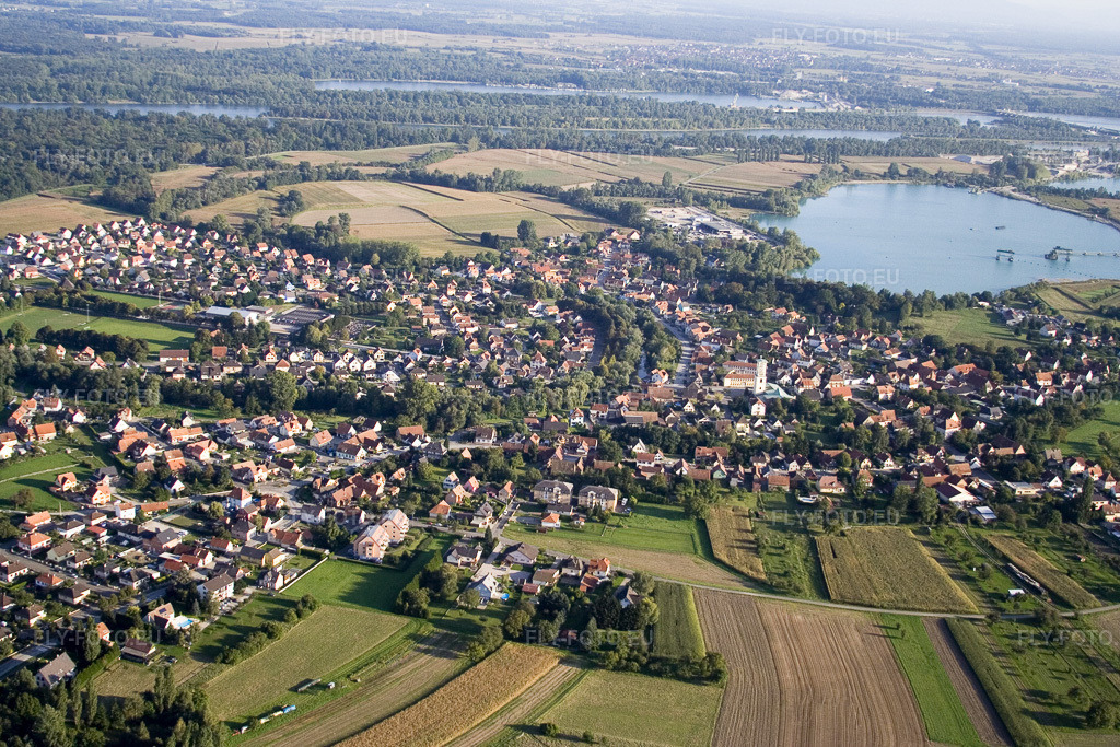 Vue aérienne: Vue de la ville à Offendorf dans le département Bas Rhin, France. Photo: IMG_8129.jpg prise le 15/09/2007 par Werner Riehm/FLY-FOTO.euRésolution de l'original: 3456 x 2304 px