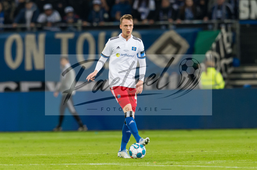 HSVSCF20220419_331 | Fussball, Herren: Sebastian Schonlau (Hamburger SV) in Aktion, am Ball, Einzelaktion beim DFB-Pokal-Halbfinalspiel zwischen Hamburger SV und SC Freiburg im Volksparkstadion am 19.04.2022 in Hamburg, Deutschland.DFB / DFL REGULATIONS PROHIBIT ANY USE OF PHOTOGRAPHS AS IMAGE SEQUENCES AND/OR QUASI-VIDEO. - Realisiert mit Pictrs.com