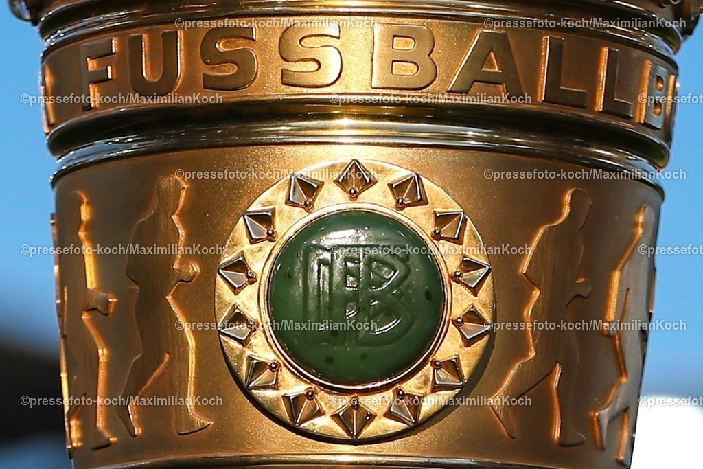 DFB18082501248 | 2025.08.18, Fußball, 1.Runde DFB-Pokal, Rot-Weiss Essen - Borussia Dortmund, Stadion Hafenstraße, Saison 2025 2026: Der Pokal in Nahaufnahme DFB regulations prohibit any use of photographs as image sequences and or quasi-video.