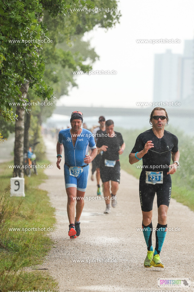 LUR_1320 | 34. M-net Erlanger Triathlon 2025 #erlangertriathlon  #mnettriathlon2025 #mnettriathlon #team #olympischedistanz #mitteldistanz #triathlon #maindonaukanal  #erlangertriathlon2025 #yourpictrs #tv1848 #tv1848erlangen  #triathlonbayern #sportinerlangen #demsportverbunden #sportshot_your_pictrs Copyright: www.sportshot.de