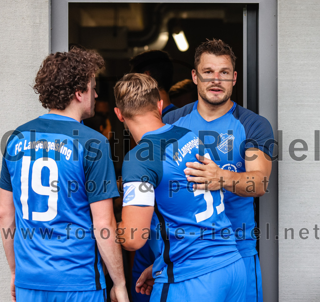 2023-06-30_006_FC_Langengeisling_gegen_VfB_Forstinning | Erding, Deutschland, 30.06.2023:
Fußball, Bezirksliga Oberbayern Ost 2023 / 2024, Testspiel, FC Langengeisling gegen VfB Forstinning, Endergebnis: 3:0

Fabian Aigner (FC Langengeisling, #19), Andreas Buchberger (FC Langengeisling, #6)

Foto: Christian Riedel / fotografie-riedel.net