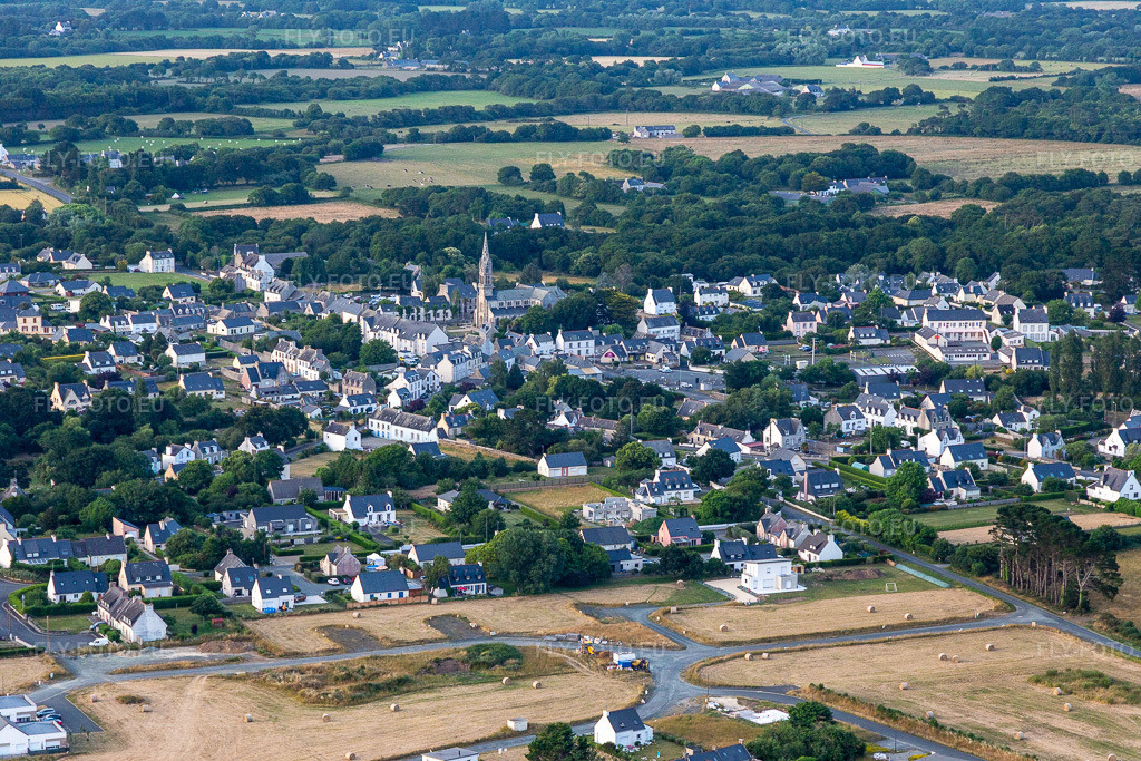 Vue aérienne: Vue de la ville à Plobannalec-Lesconil dans le département Finistère, France. Photo: IMG_132694.jpg prise le 17/06/2022 par Werner Riehm/FLY-FOTO.eu – Résolution de l'original: 5472 x 3648 px