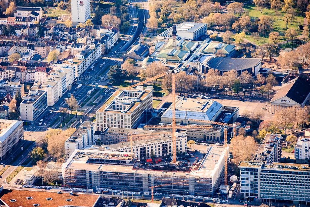 Luftbild: KARLA Baustelle an der Kriegstraße vor der Stadthalle Karlsruhe am Festplatz und Novotel Karlsruhe City im Ortsteil Südweststadt in Karlsruhe im Bundesland Baden-Württemberg in Deutschland. Foto: IMG_153902.jpg vom 02.04.2026 durch Werner Riehm/FLY-FOTO.deAuflösung des Originals: 5901 x 3934 pxKARLA.LANDKREIS-KARLSRUHE.DE