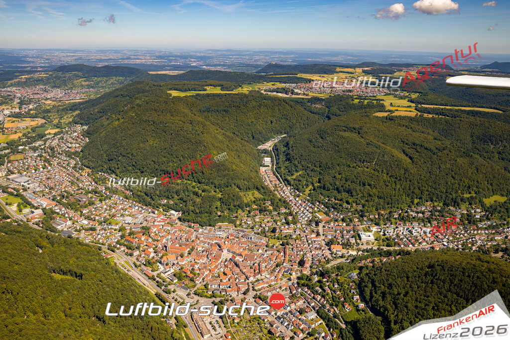 Das Luftbild zeigt :  Bad Urach - Die Luftaufnahme wurde 2024 vom UL-Flugzeug aus erstellt ( keine Drohne ) - Hochauflösende Luftaufnahme - Für grossformatige Ausdrucke geeignet. Die Geschenkidee !Mit Lizenz und Bildrechte bestellbar