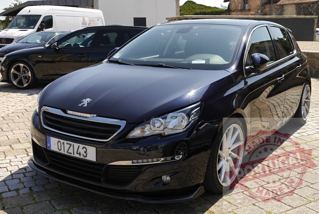 Peugeot 308 hatchback with tuning elements parked on cobblestone | Dark blue Peugeot 308 hatchback with modified wheels and lowered suspension parked outdoors - Realisiert mit Pictrs.com