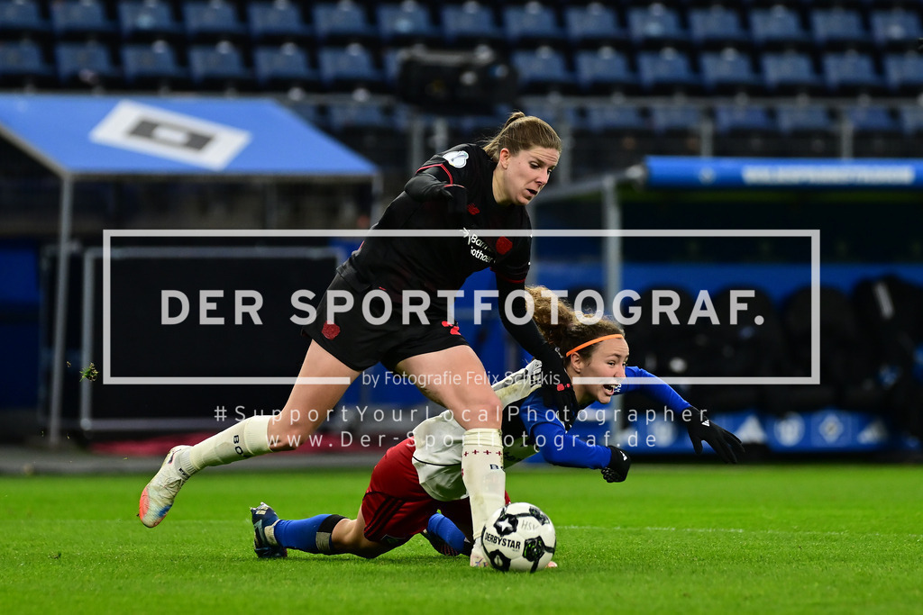 Fußball I Frauen I Saison 2025-2026 I DFB-Pokal I Achtelfinale I Hamburger SV - Bayer 04 Leverkusen I 16248 | Lilla Turanyi (24, Bayer 04 Leverkusen) foult Melanie Brunnthaler (11, Hamburger SV) - Realisiert mit Pictrs.com