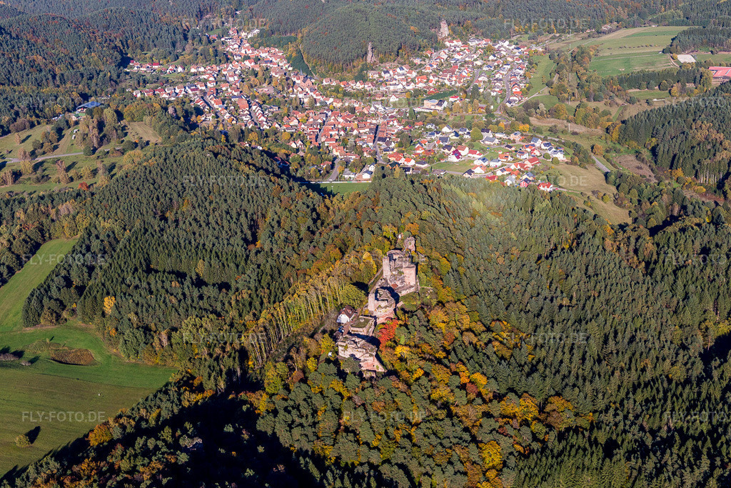 Luftbild: Ortsansicht in Dahn im Bundesland Rheinland-Pfalz in Deutschland. Foto: IMG_103955.jpg vom 14.10.2017 durch Werner Riehm/FLY-FOTO.de