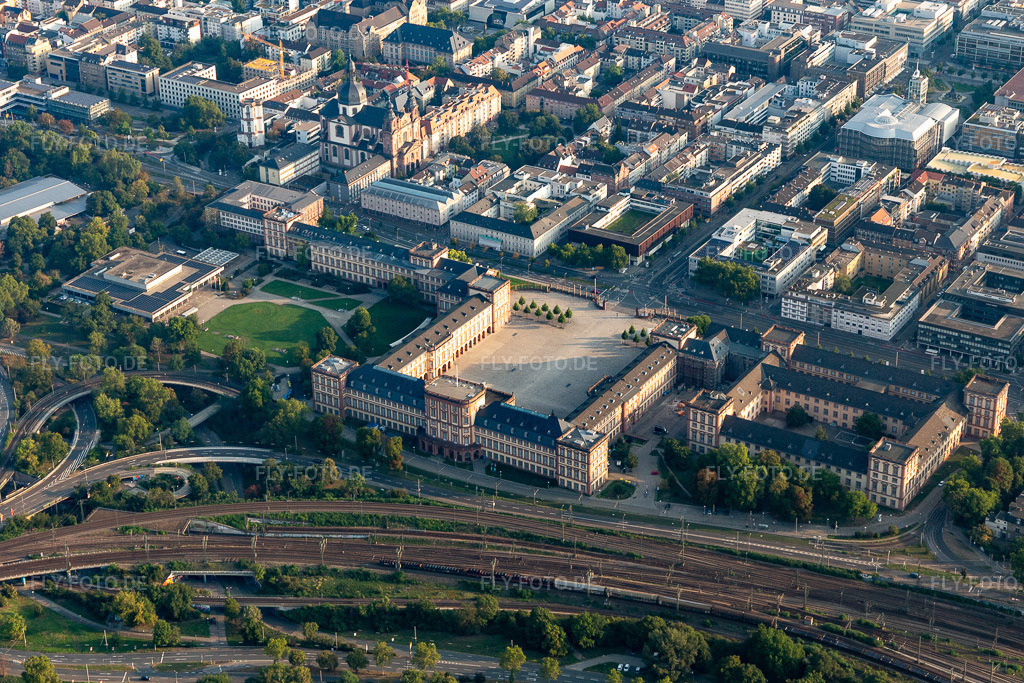 Luftbild: Barockschloss Mannheim im Ortsteil Innenstadt in Mannheim im Bundesland Baden-Württemberg in Deutschland. Foto: IMG_116933.jpg vom 25.08.2019 durch Werner Riehm/FLY-FOTO.de