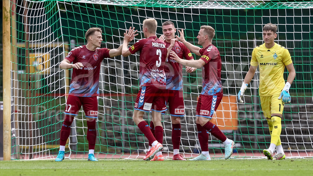 Fussball, Regionalliga Nord, SV Werder Bremen II - SC Weiche Flensburg | Spieler des SC Weiche Flensburg 08mit Torjubel, Jubel, jubeln, jubelt, optimistisch, Spielszene, Highlight, Freude über das Tor zum 0:2