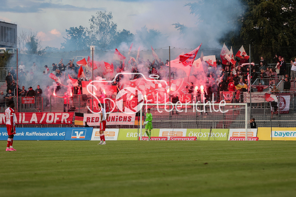 SV Wacker Burghausen - FC Bayern Amateure | Die mitgereiten Fans aus muenchen zuenden zu beginn der zweiten Halbzeit Pyrotechnik im Gaesteblock / Ultras / Pyro