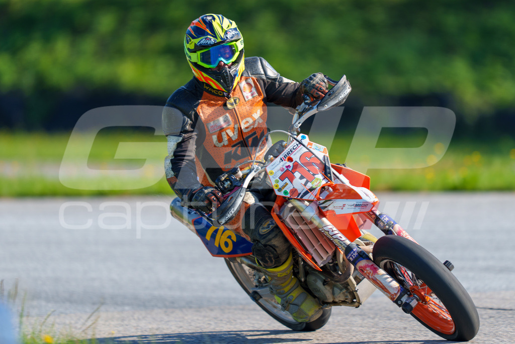 SuperMoto_Staatsmeisterschaft_Greinbach_022 | GRIPcapture steht für authentische Sportfotografie in Österreich – für Momente, die mehr sind als Geschwindigkeit oder Ergebnis. Es geht um Emotion, Spannung, Fokus und den Augenblick, der oft nur einen Wimpernschlag dauert.Ob Motorsport, Teamsport oder 