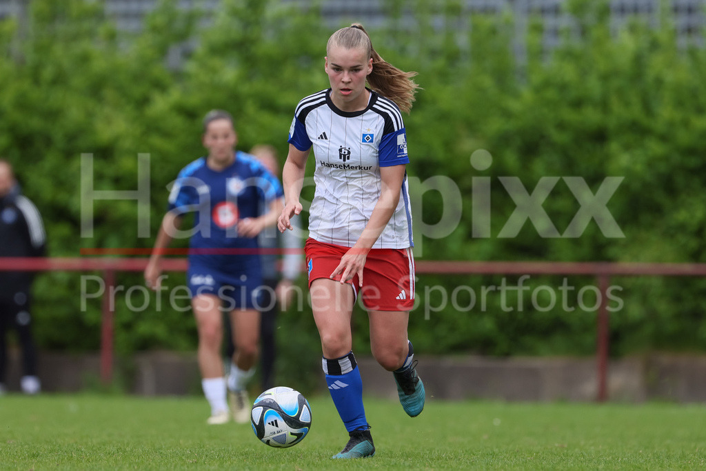 Fussball, 2. Frauen-Bundesliga, Hamburger SV - 1. FFC Turbine Potsdam | v.li.: Svea Stoldt (Hamburger SV, 8) am Ball, Einzelbild, Ganzkörper, Aktion, Action, Spielszene, DIE DFB-RICHTLINIEN UNTERSAGEN JEGLICHE NUTZUNG VON FOTOS ALS SEQUENZBILDER UND/ODER VIDEOÄHNLICHE FOTOSTRECKEN. DFB REGULATIONS PROHIBIT ANY USE OF PHOTOGRAPHS AS IMAGE SEQUENCES AND/OR QUASI-VIDEO.