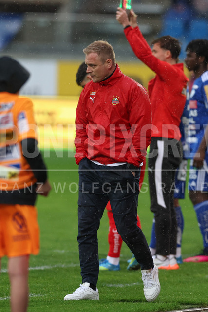 TSV Egger Glas Hartberg vs SK Rapid Wien – Championship Group    | Hartberg, Austria, 19.Apr.26 - SOCCER - ADMIRAL Bundesliga, TSV Egger Glas Hartberg vs SK Rapid Wien. The image shows head coach Johannes Hoffthorup in rain. 