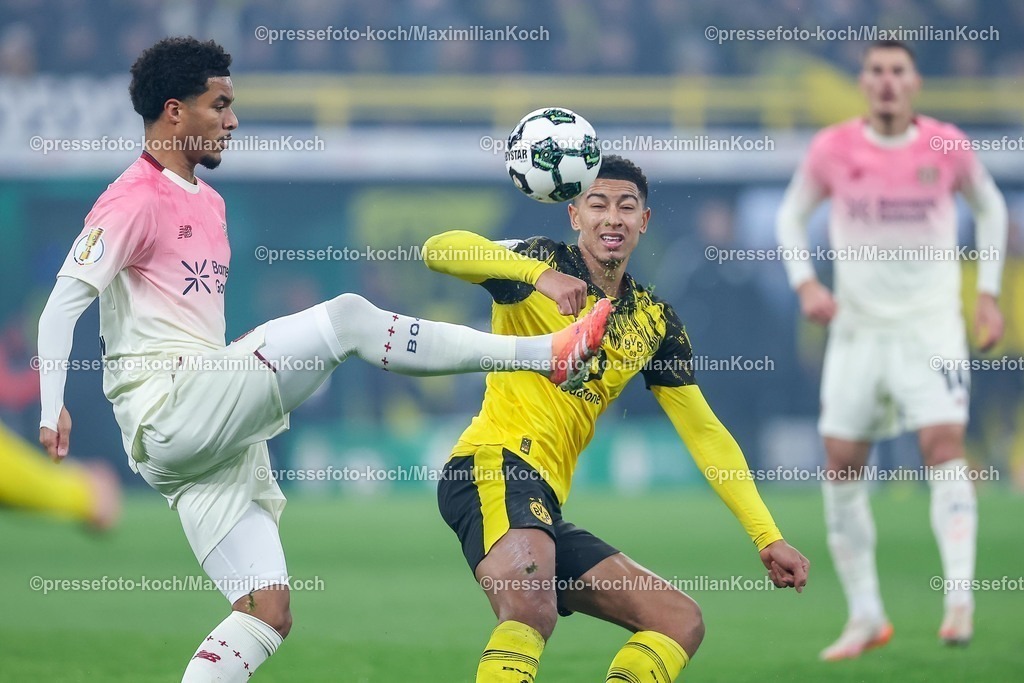 BVB02122501079 | 02.12.2025, Fußball, DFB-Pokal, Borussia Dortmund - Bayer 04 Leverkusen, Achtelfinale, Signal Iduna Park, Saison 2025 2026: Jarell Quansah (Bayer04 #04) im Zweikampf gegen  Jobe Bellingham (BVB #07) DFB regulations prohibit any use of photographs as image sequences and or quasi-video.