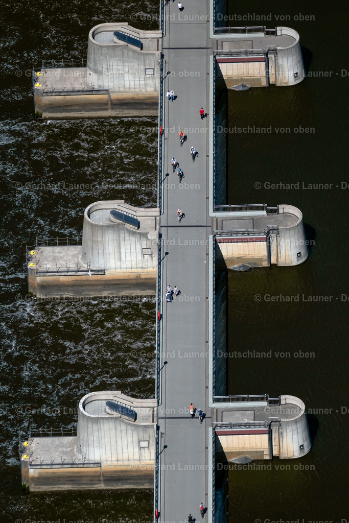 4029495 | BREMEN 01.06.2020 Staustufe am Ufer des Flußverlauf der Weser in Bremen, Deutschland. // Weir on the banks of the flux flow Weser in Bremen, Germany. Foto: Gerhard Launer