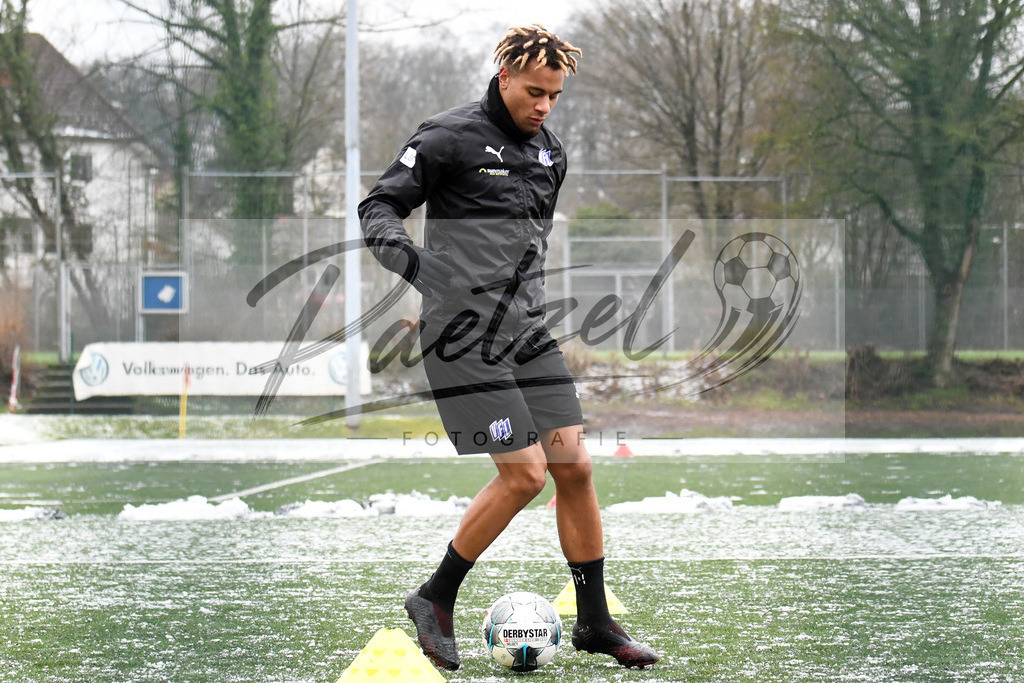 20200226_TRAOSN_0115 | Fussball, Herren: Etienne Amenyido (VfL Osnabrueck) in Aktion, am Ball, Einzelaktion waehrend der Trainingseinheit des VfL Osnabrueck im Sportpark Illoshoehe am 26.02.2020 in Osnabrueck, Deutschland. - Realisiert mit Pictrs.com