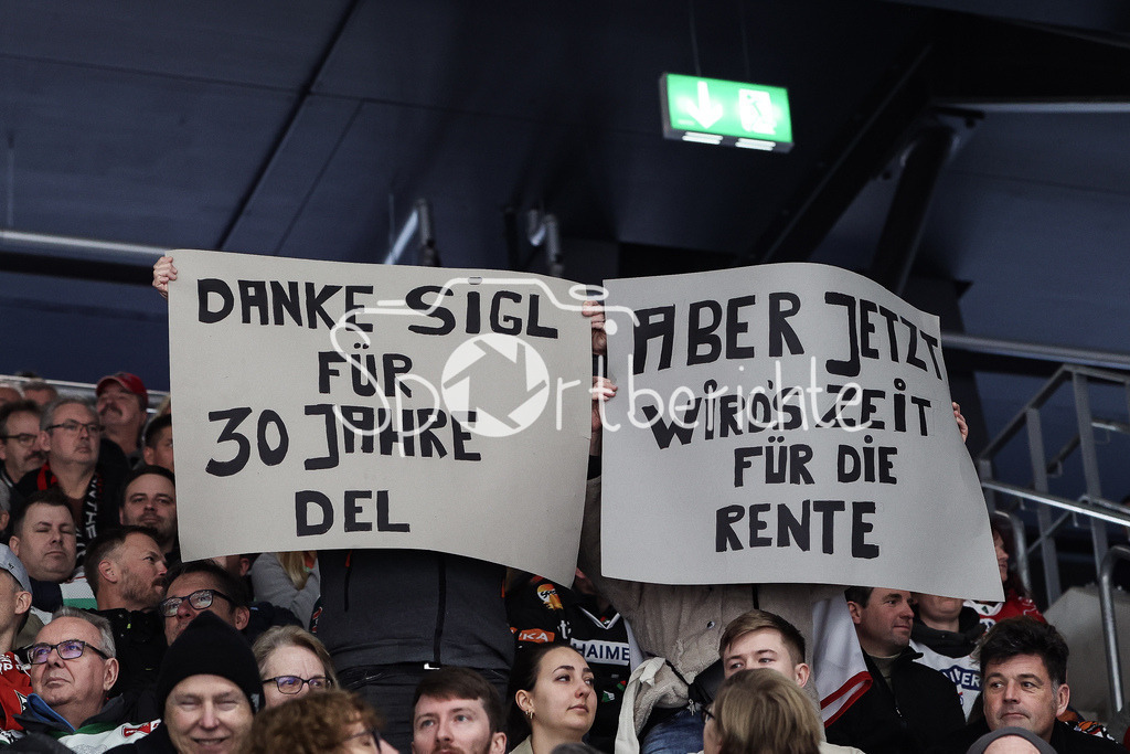 Augsburger Panther - Düsseldorfer EG | Zwei Zuschauer im Curt Frenzel Stadion sind unzufrieden mit der SItuation und zeigen was sie von AEV Gesellschafter Lothar SIGL halten / Symbolbild