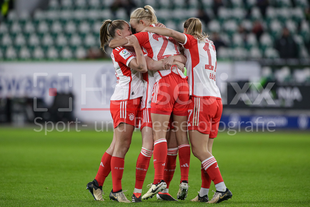 Fussball, Google Pixel Frauen-Bundesliga, VfL Wolfsburg - FC Bayern München | v.li.: Spielerinnen vom FC Bayern München mit Torjubel, Jubel, jubeln, jubelt, optimistisch, Spielszene, Highlight, Freude über das Tor zum 0:1, DIE DFB-RICHTLINIEN UNTERSAGEN JEGLICHE NUTZUNG VON FOTOS ALS SEQUENZBILDER UND/ODER VIDEOÄHNLICHE FOTOSTRECKEN. DFB REGULATIONS PROHIBIT ANY USE OF PHOTOGRAPHS AS IMAGE SEQUENCES AND/OR QUASI-VIDEO.