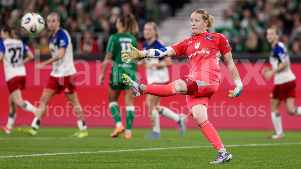 Fussball, Google Pixel Frauen-Bundesliga, SV Werder Bremen - Hamburger SV | Larissa Haidner (Torhüterin, Torwart, Hamburger SV, 33) am Ball, Einzelbild, Ganzkörper, Aktion, Action, Spielszene, DIE DFB-RICHTLINIEN UNTERSAGEN JEGLICHE NUTZUNG VON FOTOS ALS SEQUENZBILDER UND/ODER VIDEOÄHNLICHE FOTOSTRECKEN. DFB REGULATIONS PROHIBIT ANY USE OF PHOTOGRAPHS AS IMAGE SEQUENCES AND/OR QUASI-VIDEO.