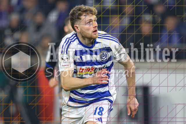 MSV Duisburg vs SV Waldhof Mannheim - 3. Liga | Duisburg, Deutschland, 07.11.25:   Steffen Meuer (MSV Duisburg) schaut waehrend des Spiels der 3. Liga MSV Duisburg vs SV Waldhof Mannheim in der schauinsland-reisen-arena(Foto von Brauer-Fotoagentur / Adrian Schlueter)