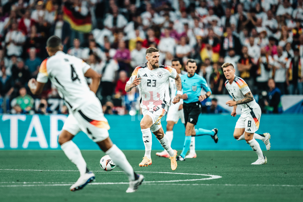 Fußball | Herren | UEFA-Fußball-Europameisterschaft 2024 | MD1 | Gruppe A | Deutschland vs. Schottland | 14.06.2024 | Robert Andrich (#23, Deutschland) mit dem Ball