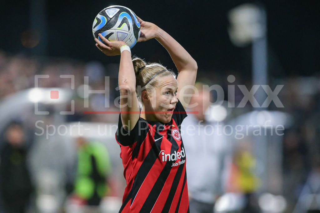 Fussball, Google Pixel Frauen-Bundesliga, Eintracht Frankfurt - SV Werder Bremen | v.li.: Pia-Sophie Wolter (Eintracht Frankfurt, 17) beim Einwurf, Aktion, Action, Spielszene, DIE DFB-RICHTLINIEN UNTERSAGEN JEGLICHE NUTZUNG VON FOTOS ALS SEQUENZBILDER UND/ODER VIDEOÄHNLICHE FOTOSTRECKEN. DFB REGULATIONS PROHIBIT ANY USE OF PHOTOGRAPHS AS IMAGE SEQUENCES AND/OR QUASI-VIDEO.