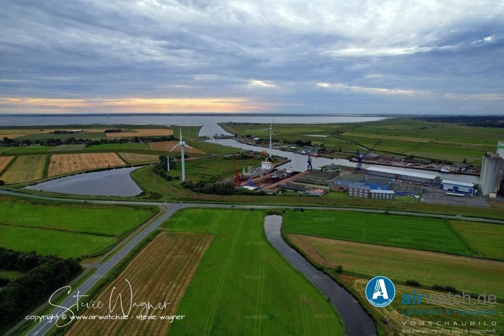 HDR - Husumer Dock und Reparatur GmbH & Co. KG | Husumer Dock und Reparatur GmbH & Co. KG (HDR) ist ein deutsches Unternehmen, das sich auf Schiffsreparatur spezialisiert hat. Zu seinen Leistungen gehören Stahlarbeiten, Innenausbau, Maschinenbau, Rohrarbeiten, Malerei, Elektrik und Tankreinigung. Das Unternehmen wurde 2000 gegründet und befindet sich an der Südseite des Husumer Hafens. Es ist ein Anziehungspunkt für Schiffe aus der ganzen Welt und macht sich zukunftsfest.  Die Werft hat eine Belegschaft von 30 Mitarbeitern und ist auf der Rödemis Hallig an der Nordsee gelegen.