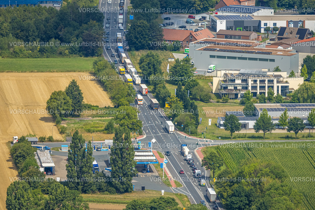 Hamm250701883Rhynern | Luftbild, Straßenkreuzung Werler Straße (B63) und Oberallener Weg mit Gewerbegebiet, ARAL Tankstelle,  LKW Stau Straßenverkehr, Stadtbezirk Rhynern, Hamm, Ruhrgebiet, Nordrhein-Westfalen, Deutschland