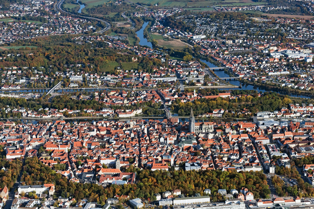 dr__0038687.jpg | REGENSBURG 23.10.2023 Altstadtbereich und Innenstadtzentrum am Ufer des Flußverlaufes der Donau am Neupfarrplatz in Regensburg im Bundesland Bayern, Deutschland. Weiterführende Informationen bei: REWAG Regensburger Energie- und Wasserversorgung AG & Co KG,  Stadt Regensburg. // Old Town area and city center on the banks of the Danube river on place Neupfarrplatz in Regensburg in the state Bavaria, Germany. Further information at: REWAG Regensburger Energie- und Wasserversorgung AG & Co KG,  Stadt Regensburg. Foto: Daniel Reiter
