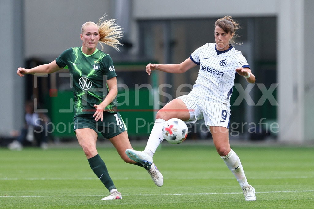 Fussball, UEFA Womens Champions League, VfL Wolfsburg - Inter Mailand | v.li.: Camilla Küver (VfL Wolfsburg, 16) und Elisa Polli (Inter Mailand, 9) im Zweikampf, Duell, Dynamik, Aktion, Action, Spielszene