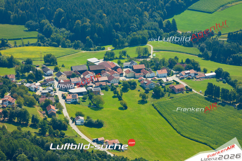Klassische Luftaufnahme ohne Drohne zeigt:Bernhardsberg bei Waldkirchen - Die Luftbildaufnahme wurde 2025 vom UL-Flugzeug heraus erstellt ( keine Drohne ) - Hochauflösende Luftaufnahme -Nicht vergleichbar mit Google Maps oder Satelittenbilder- Die Geschenkidee !Mit Lizenz und Bildrechte bestellbar