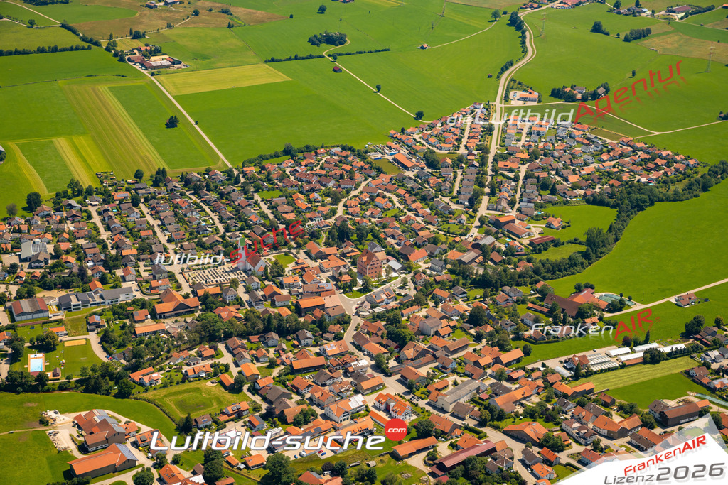 Das Luftbild zeigt :  Unterthingau - Die Luftaufnahme wurde 2024 vom UL-Flugzeug aus erstellt ( keine Drohne ) - Hochauflösende Luftaufnahme - Für grossformatige Ausdrucke geeignet. Die Geschenkidee !Mit Lizenz und Bildrechte bestellbar