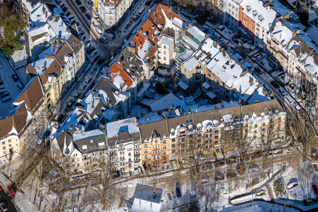 4043832 | DORTMUND 13.02.2021 Winterlich schneebedeckte Wohngebiet der Mehrfamilienhaussiedlung Hollestraße - Kleine Beurhausstraße im Ortsteil Westpark in Dortmund im Ruhrgebiet im Bundesland Nordrhein-Westfalen, Deutschland. // Wintry snowy residential area of the multi-family house settlement Hollestrasse - Kleine Beurhausstrasse in the district Westpark in Dortmund at Ruhrgebiet in the state North Rhine-Westphalia, Germany. Foto: Gerhard Launer