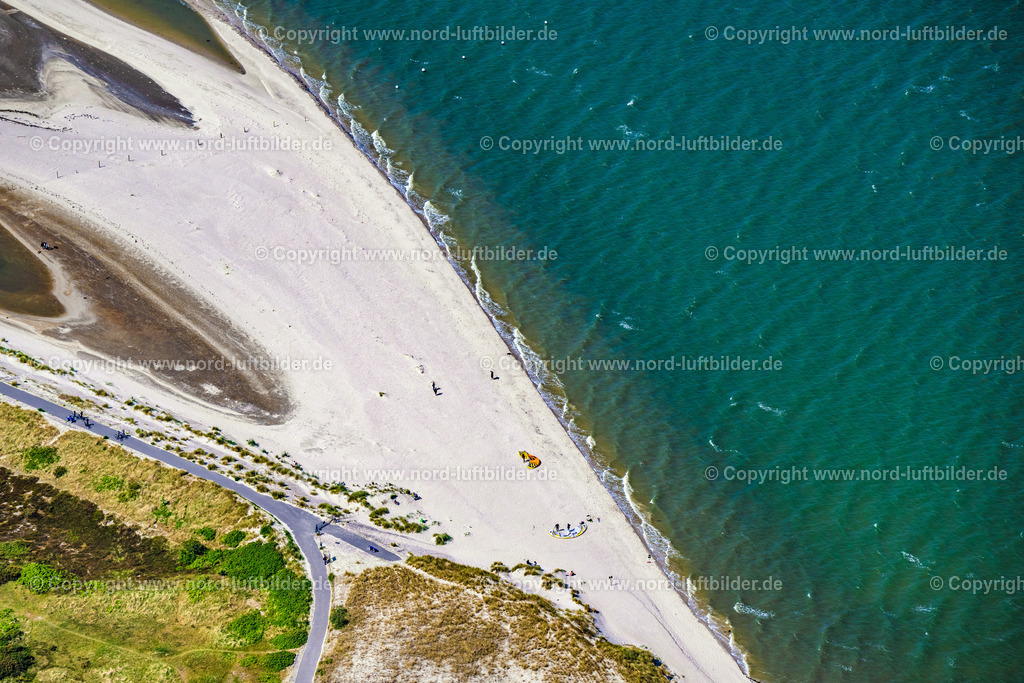 Sylt_List_Ellenbogen_Kiterstrand_ELS_5995130625 | LIST AUF SYLT 13.06.2025 Kitesurfer am Strand in List auf Sylt im Bundesland Schleswig-Holstein, Deutschland. // Kitesurfer on the beach in List on Sylt in the federal state of Schleswig-Holstein, Germany. Foto: Martin Elsen
