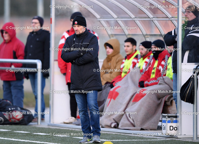 Fussball Bezirksliga 2017/2018 | Fussball Bezirksliga  2017/2018   25.02.2018 in Lustnau auf dem KunstrasenTB Kirchentellinsfurt - FC EngstingenTB K Trainer Robert Hofacker (Mitte)FOTO: Pressefoto ULMER/Markus UlmerxxNOxMODELxRELEASExx