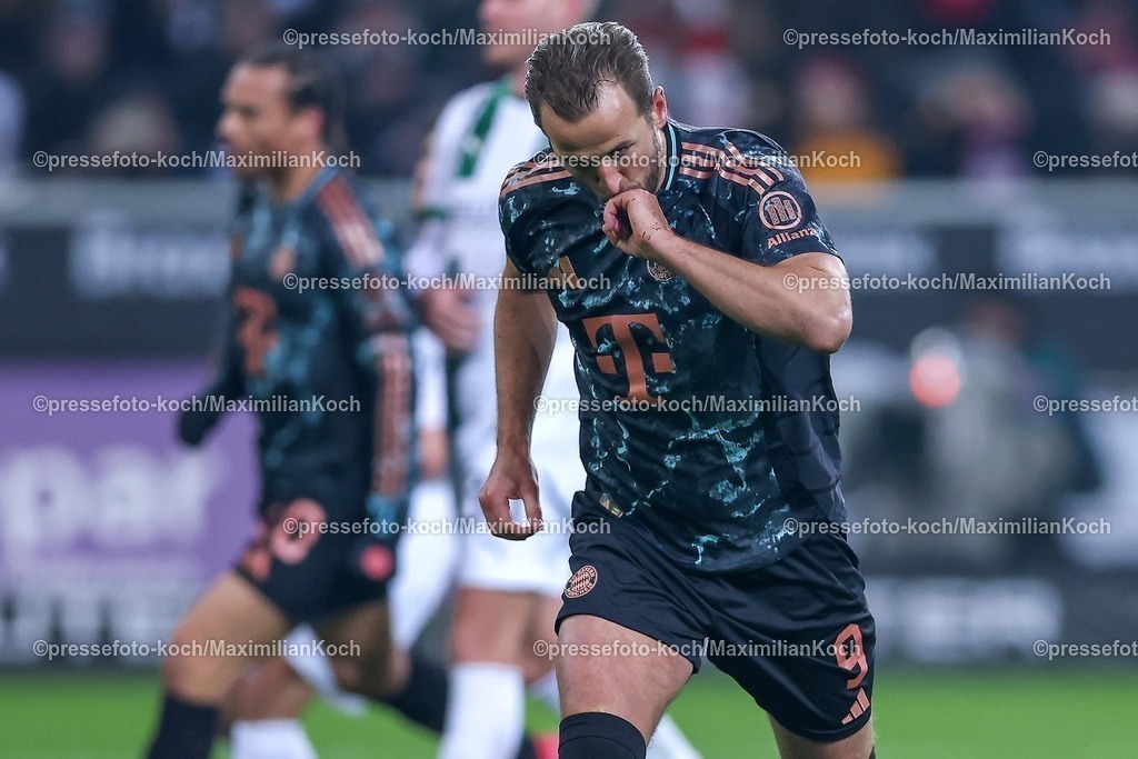 BMG11012501083 | 11.01.2025, Fußball, Borussia Mönchengladbach - FC Bayern München, 1. Fußball Bundesliga, Borussia-Park, Saison 2024 2025: Torjubel nach dem 1:0 durch Elfmeter von Torschütze Harry Kane (Bayern #9)DFB regulations prohibit any use of photographs as image sequences and or quasi-video.