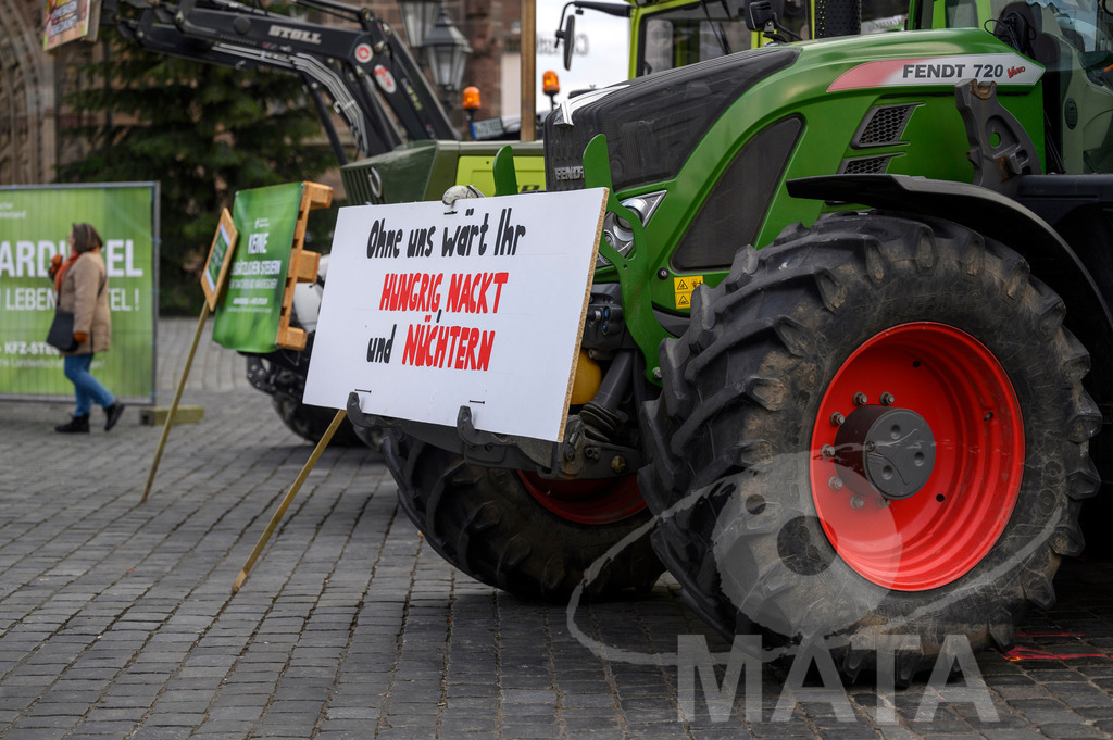 _DWA4395 | Bauerndemo gegen Agrarpolitik der Bundesregierung  auf dem Straße Obstmarkt und Hauptmarkt . Nürnberg, 08.01.2024 - Realisiert mit Pictrs.com