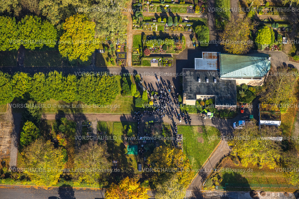 Selm241011359 | Luftbild, Trauergäste an der Trauerhalle auf dem Friedhof Selm Ortsteil Bork, Selm, Münsterland, Nordrhein-Westfalen, Deutschland